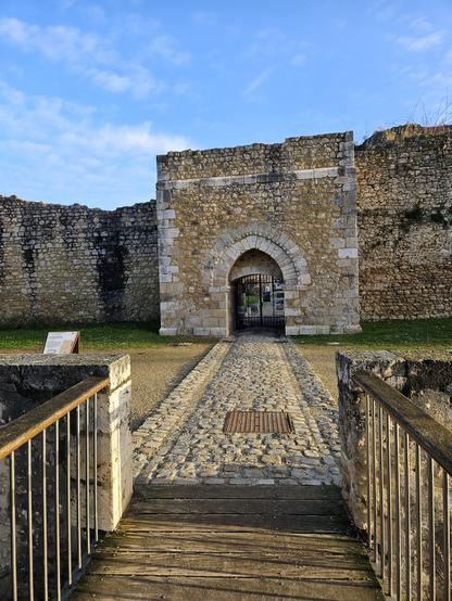 Entrée du château fort de Brie-Comte-Robert, sous le Soleil.