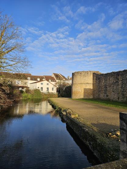 Tour Nord Ouest du château fort de Brie-Comte-Robert.