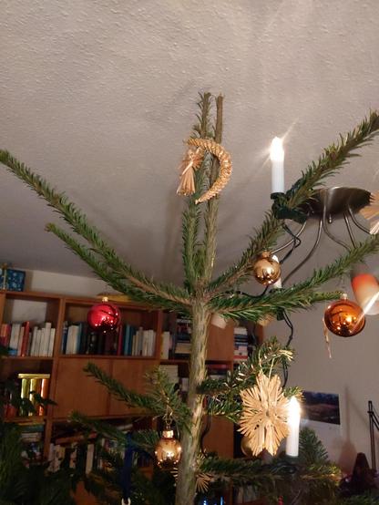 Weihnachtsbaum mit doppelter Spitze und einem Engel.