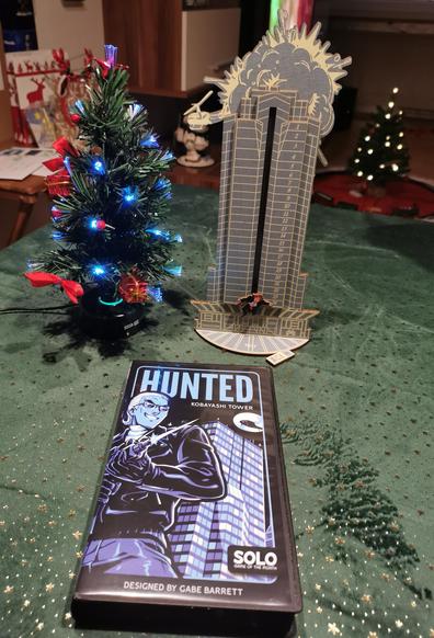 Adventskalender Nakatomi Tower, kleiner Led Weihnachtsbaum der blau leuchtet und hunted Kobayashi tower solo of the month spiel