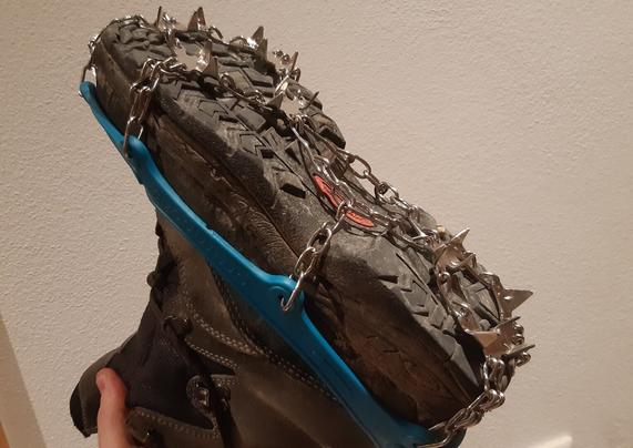 Natürlich gibt es dieses mal auch Schneeketten für die Schuhe.