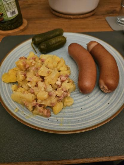 Zwei mal Bockwurst an Kartoffelsalat auf einem Teller angerichtet