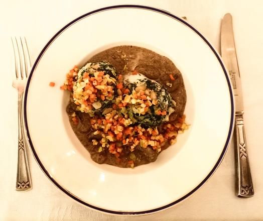 auf dem Teller 2 Spinatknödel + viel Sauce mit Pilzen