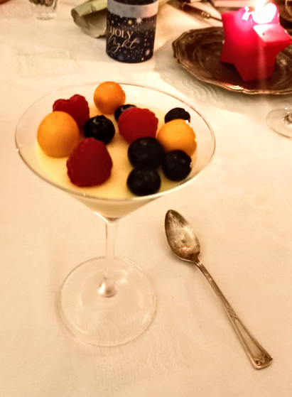 in einem Martiniglas die Sektcreme und Physalis, Himbeeren und Heidelbeeren.