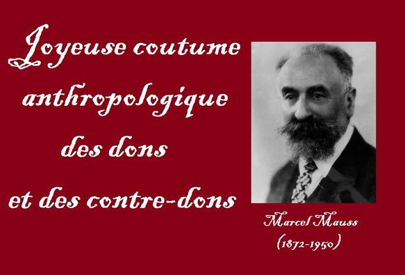 Texte en blanc sur fond rouge avec une police manuscrite un peu fantaisie : Joyeuse coutume anthropologique des dons et des contre-dons. Une photo sur la droite, en noir et blanc, montre un homme barbu et moustachu, à la peau claire, au crâne dégarni, en costume noir et chemise blanche. La légende au-dessous indique son nom : Marcel Mauss (1872-1950).
