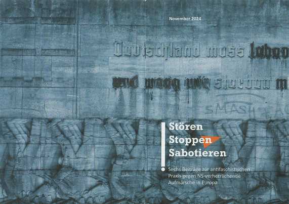 Cover der Broschüre „NS Verherrlichung Stoppen” mit einer bearbeiteten (wenig gesättigten) Fotografie des Kriegerdenkmals „Kriegsklotz” am Hamburger Dammtor in der die Schrift „Deutschland muss leben und wenn wir sterben müssen“ so verfärbt ist, dass diese „Deutschland muss sterben“ liest. Die Soldatenfiguren des Reliefs sind dabei auf den Kopf gedreht und ein Graffiti („SMASH“) ist zwischen Schriftzug den Figuren zu sehen.