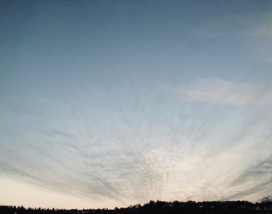 Dunkle fächerförmige Schleierwolken kurz nach Sonnenuntergang.