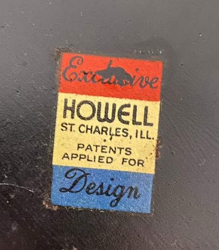 DreifarbigerAufkleber in rot weiß blau an der Unterseite mit dem Aufdruck: „Exclusive Howell ST. CHARLES, ILL Patents Applied For Design