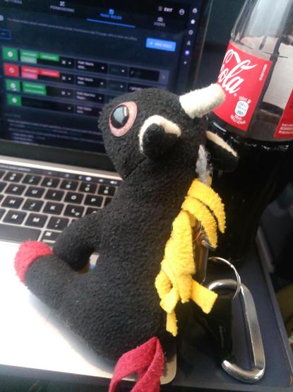 Ich ein Flauschehorn, schaue auf einen Bildschirm auf dem eine Admin seite von Wiki.js offen ist. Neben mir steht eine halbvolle cola yum yum!