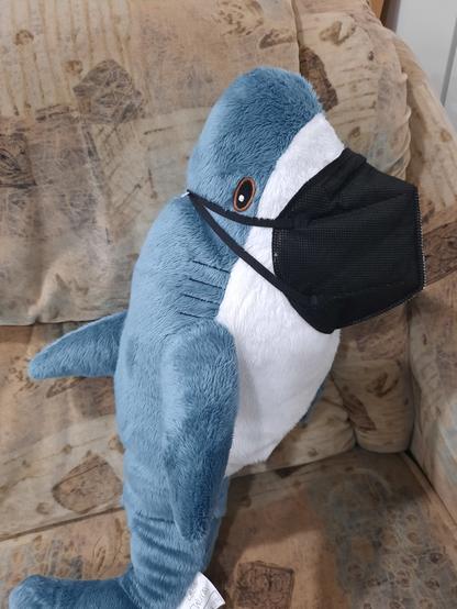 Blahaj mit einer schwarzen FFP2 Maske