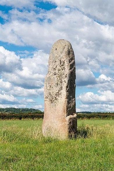 Menhir dit Grande Borne ou Pierre-Sainte-Christine à #Genay (#CôteDOr) Construction Néolithique. Menhir dit Grande Borne ou Pierre-Sainte-Christine : classement par arrêté du 21 mai 1910.
Suite 👉 https://monumentum.fr/monument-historique/pa00112475/genay-menhir-dit-grande-borne-ou-pierre-sainte-christine
#Patrimoine #MonumentHistorique
Photo CC-BY-SA 4.0 : CrlNvl