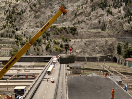 Der Weihnachtsmann steht auf einem Trafo, der am Autokran hängt im Miniatur Wunderland