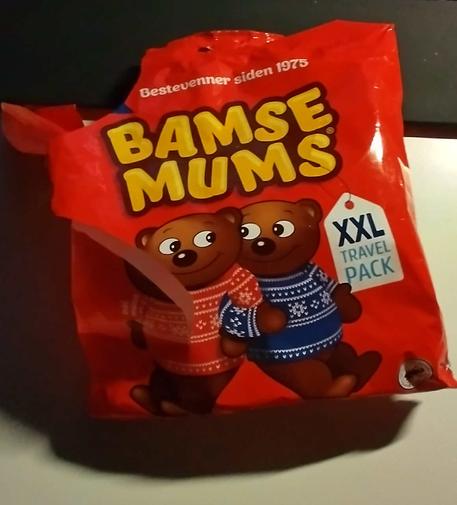 En 400g pose bamse mums. Det er to bjørn som har norske genser på seg. Posen er allerede tom.