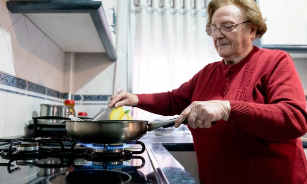 Señora mayor cocinando. (NOTICIAS TRABAJO)