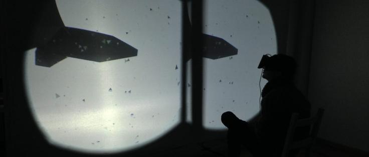 Ein Schatten einer Person mit einer VR-Brille. Im Hintergrund sieht man eine Projektion dessen, was die Person sieht.