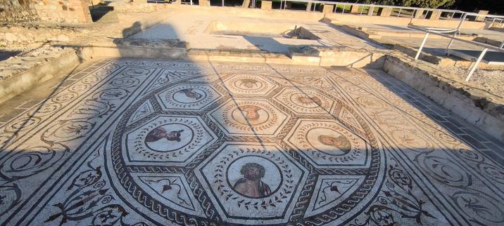 Mosaico de la casa del planetario en Itálica. Con los personajes de los planetas, la Luna y el Sol