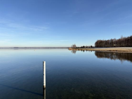 See und frostiges Ufer bei blauen Himmel in Görlitz.