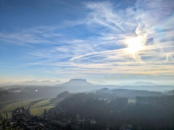 Das ist jetzt bisschen peinlich, denn hier kommt jetzt raus: Das ist der Blick von der Bastei über die Elbkurve zum Lilienstein. 

(Peinlich, weil ich normalerweise nicht da bin und lieber richtig wandern gehe, statt mit dem Auto zum Parkplatz und ein paar Schritte bis zur Aussichtsplattform – aber es waren Ü80 Peoples dabei)