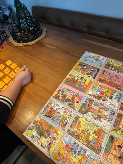 Alle puzzeltjes op volgorde zoals op de doos. Op tafel uitgelegd met nog net de geeltjes te zien om ze op nummer uit elkaar te kunnen houden.