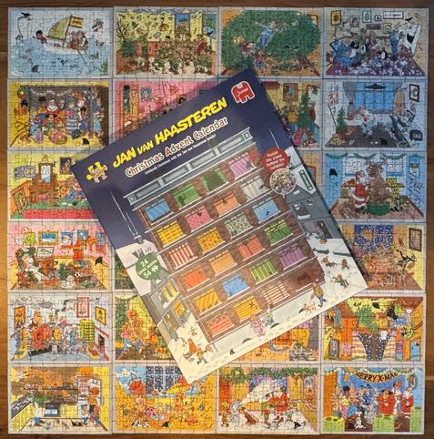 Alle puzzeltjes in de goede volgorde met de doos daarbovenop.