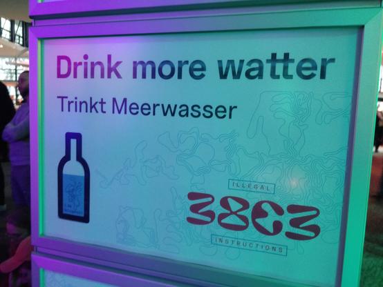Hinweisschild, auf dem "Trinkt Meerwasser" statt "Trinkt mehr Wasser."