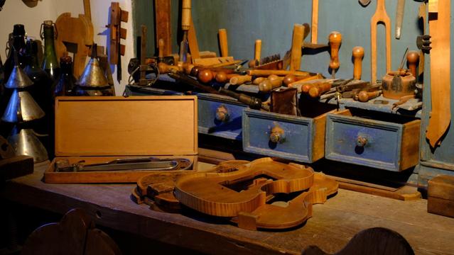 Werkzeugschrank in einer alten Geigenbauerwerkstatt.