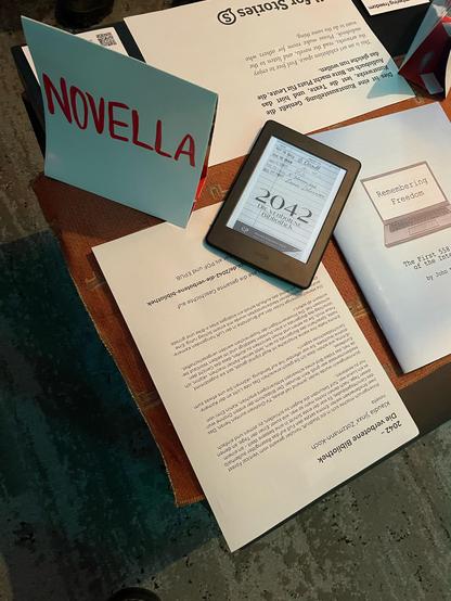 Foto des eReaders mit der #Chaostopia2042 Novella zum lesen vor Ort bei Saal Y des 38C3