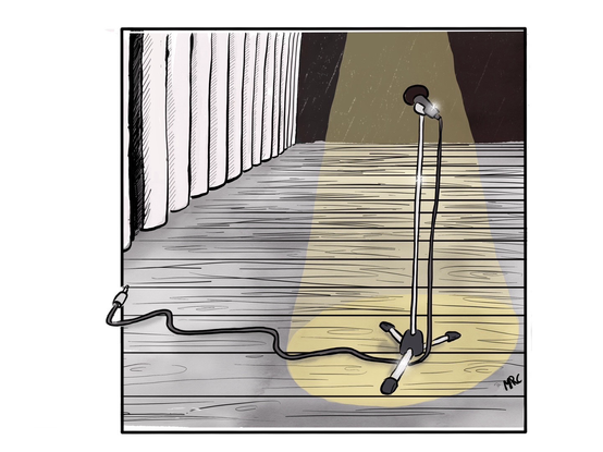 Een leeg podium met  enkel een microfoon  in de spotlight.