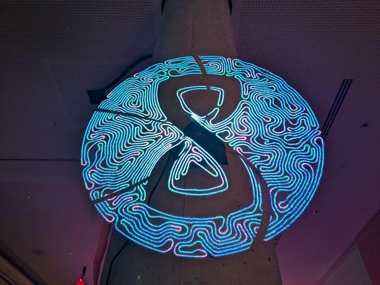 Ein rotierendes Display zeigt das Stratum 0 Logo im Congressdesign
