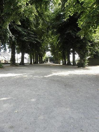 Promenade dite Le Mail à #Josselin (#Morbihan) En 1760, la communauté de la ville achète un terrain afin de réaliser une promenade publique. L'architecte Molac présente deux projets en 1760. Le projet, exécuté ...
Suite 👉 https://monumentum.fr/monument-historique/pa56000006/josselin-promenade-dite-le-mail
#Patrimoine #MonumentHistorique
Photo CC-BY-SA 4.0 : GO69