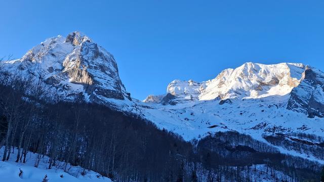 Pic de Ger à droite, lumineux au soleil