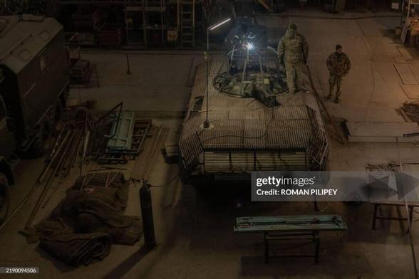 ウクライナ軍による BMP-1 歩兵戦闘車 (IFV) への対ドローン保護装置の設置プロセス。
