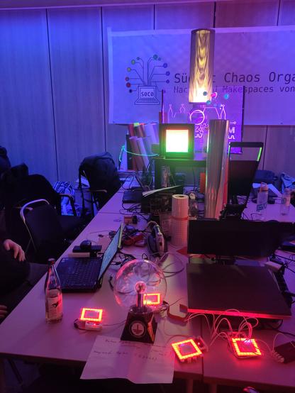 ein tisch voller elektronik. vorne unsere vorkshopmatrizzen.