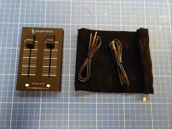 Package contents: a mixer with 2 inputs and one output, two audio cables and a pouch