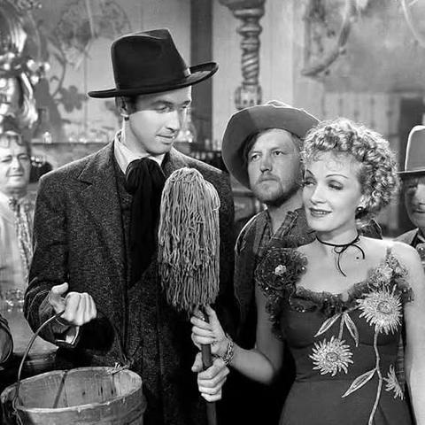 James Stewart e Marlene Dietrich in una scena di Partita d'azzardo