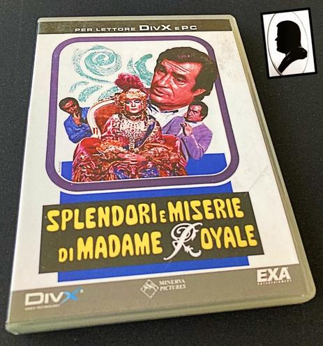 La foto ritrae la copertina del DivX del film con alcuni disegni che ritraggono Ugo Tognazzi in abiti di scena, fra cui quella di Madame Royale.