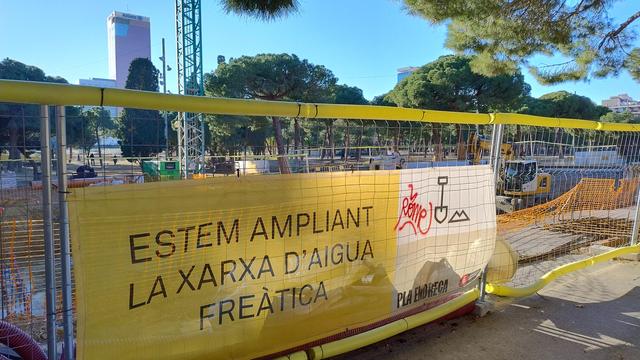 The picture shows construction work in a park in Barcelona