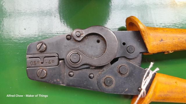 The working end of a ratchet crimper, commonly used for setting crimp terminals on to electrical wires.
The jaws on this one seems to be a tooth pressing into a V notch.
It has markings that say 0.5°-4° on each side of the V notch.