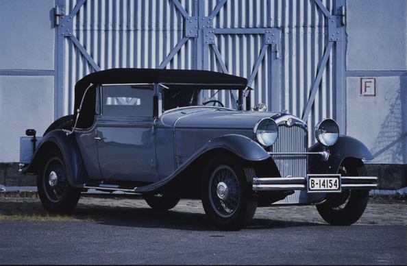Foto eines grau-schwarz-silbernen Oldtimer-Cabriolets (NAG-Protos Typ 208) von 1930.