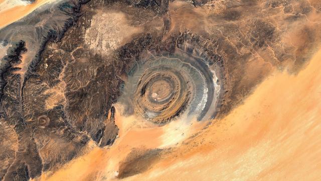 A close-up of the same picture, centered around the spiral-like structure.