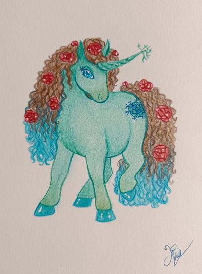 Mon dessin d'une licorne verte aux crins brun et bleu, aux crayons de couleurs et aquarelles pailletées.