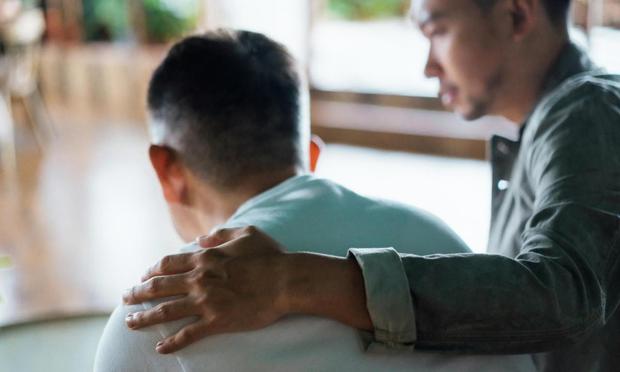 Una persona brindando apoyo emocional a otra (Getty Images)