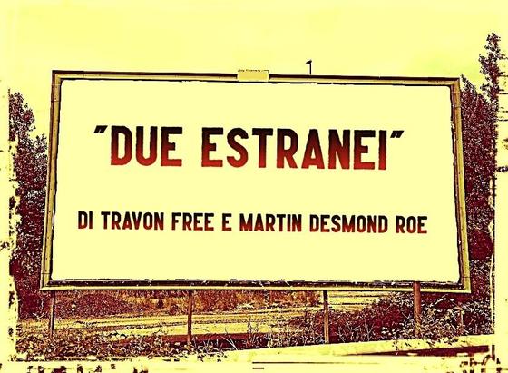 L'immagine digitale riproduce un cartellone pubblicitario stradale con la scritta: "Due estranei di Travon Free e Martin Desmond Roe"