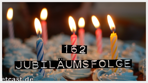 Cupcakes mit hellblauer Creme, Sprinkles und sieben brennenden Geburtstagskerzen. Darüber der Text: 162 Jubiläumsfolge