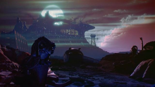 Una vasta y oscura ciudad futurista se alza sobre un paisaje desolado bajo un cielo crepuscular. Un gran cuerpo celeste, posiblemente una luna, brilla tenuemente en el cielo. En primer plano, se aprecian restos de maquinaria o vehículos, de apariencia robótica y deteriorada, yacen esparcidos por el suelo rocoso.  El ambiente es misterioso y evoca una sensación de abandono o post-apocalipsis.