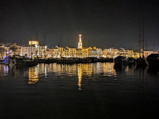 Les illuminations de Noël à Sanary-sur-Mer, vues de la jetée.