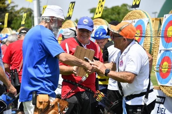 Arcieri della coppa Italia masters al recupero delle frecce