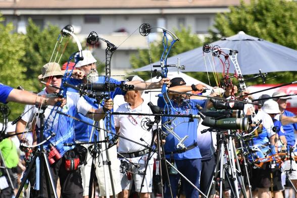 Arcieri della coppa Italia masters sulla linea di tiro
