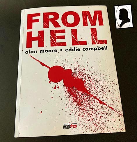 La foto ritrae la copertina del volume con disegnata sopra una inquietante striscia di sangue sotto al titolo.