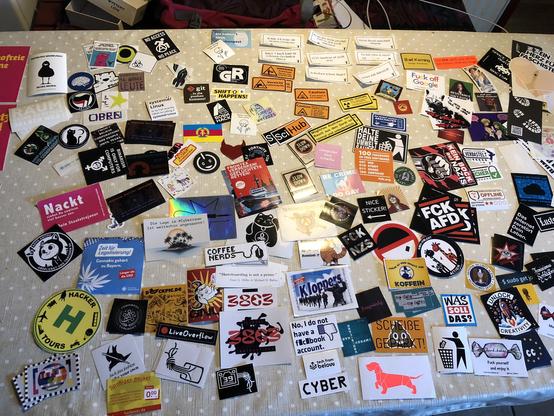 Ein Tisch übersäht mit Stickern  vom #38c3